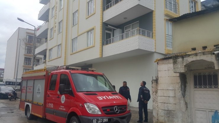 Asansörde mahsur kalan genç kurtarıldı