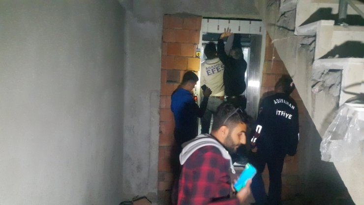 Asansörde mahsur kalan genç kurtarıldı