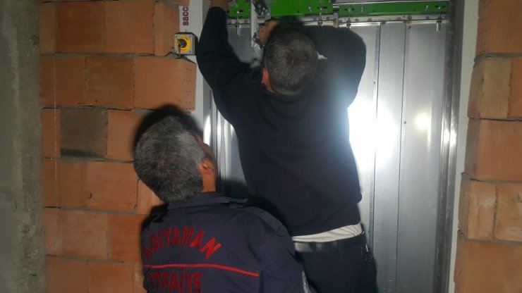 Asansörde mahsur kalan genç kurtarıldı