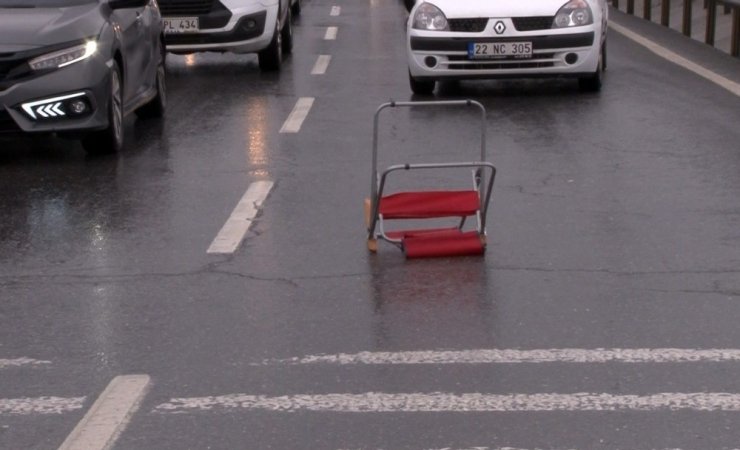Yola sandalye atıldı, beton mikseri ve otomobil çarpıştı