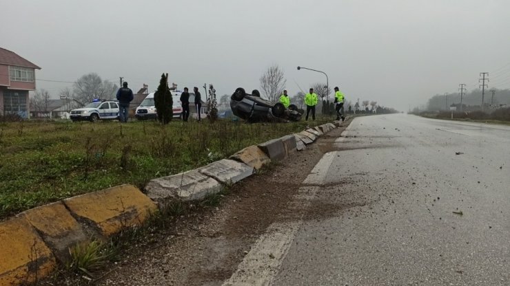 Işıkta duramayan otomobil refuje çarptı