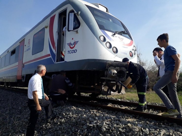 Trenin çarptığı traktör sürücüsü kadın kendini yere atarak hayatta kaldı