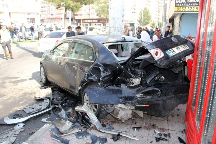 Hızını alamadı, park halindeki araca çarptı: 3 yaralı