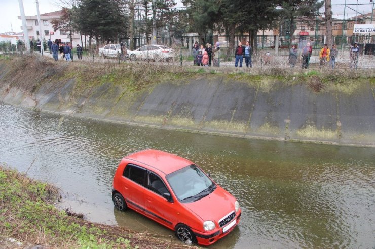 Direksiyon hakimiyetini kaybetti, dereye uçtu