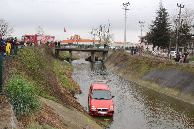 Direksiyon hakimiyetini kaybetti, dereye uçtu