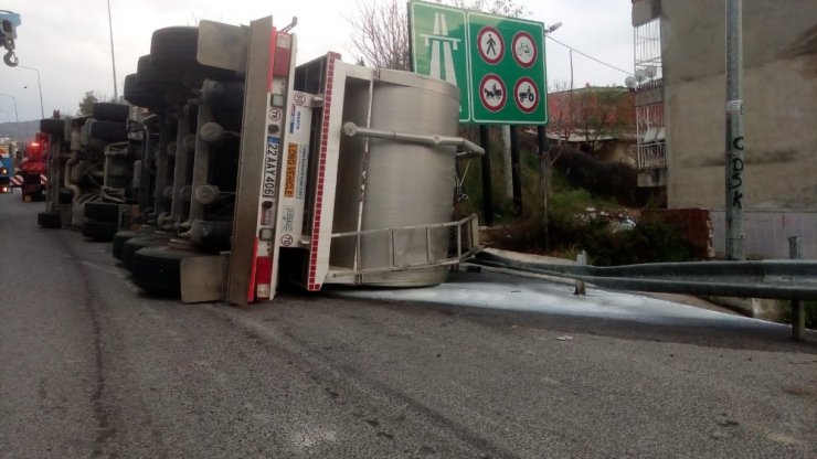 İzmir’de süt dolu tır devrildi: 1 yaralı