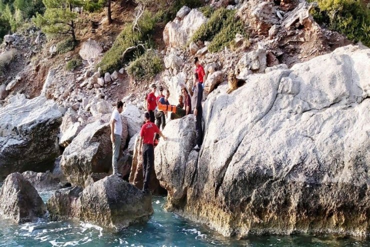 Kabak Koyu’nda kayalıklardan düşen kişiyi JAK ekipleri kurtardı