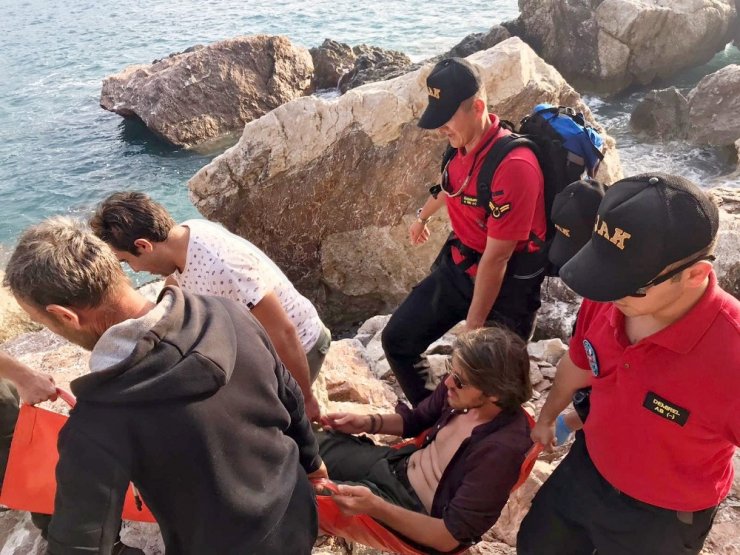 Kabak Koyu’nda kayalıklardan düşen kişiyi JAK ekipleri kurtardı
