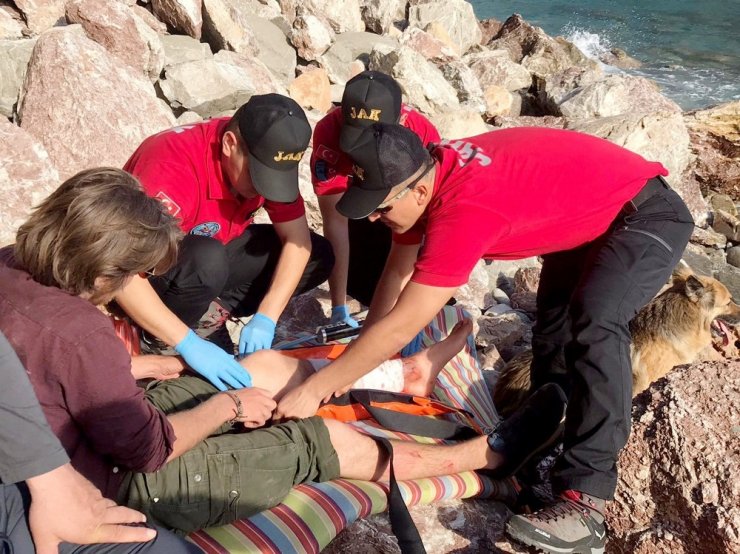 Kabak Koyu’nda kayalıklardan düşen kişiyi JAK ekipleri kurtardı