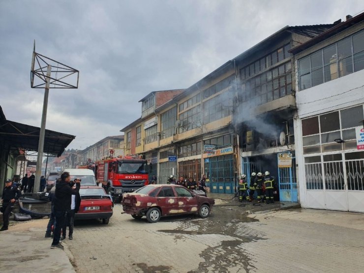 Kaporta dükkanında çıkan yangında 1 araç yandı