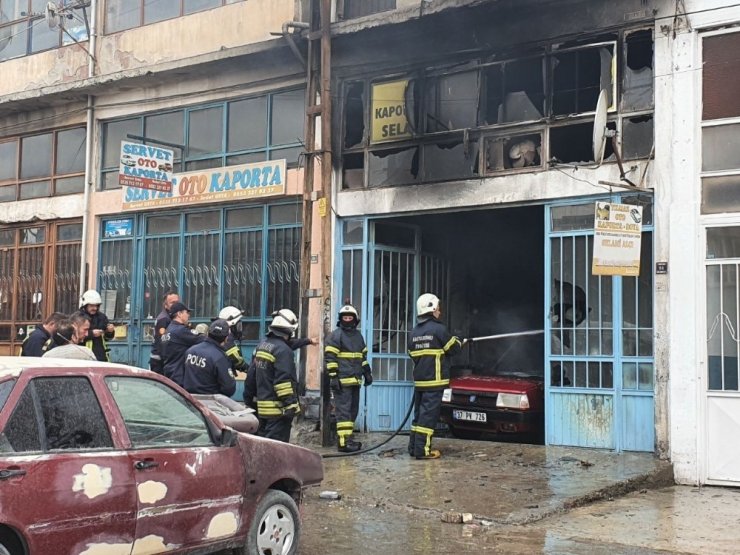 Kaporta dükkanında çıkan yangında 1 araç yandı