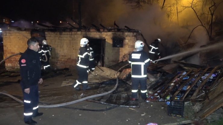 Evin deposunda çıkan yangın korkuya neden oldu