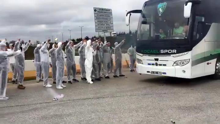 Korona virüs nedeni ile stada giremeyen taraftarlar takım otobüsünü böyle uğurladı