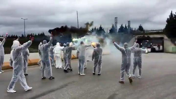 Korona virüs nedeni ile stada giremeyen taraftarlar takım otobüsünü böyle uğurladı