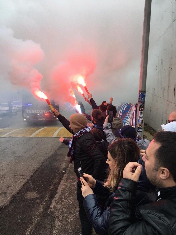Trabzonspor taraftarı takımını yalnız bırakmadı