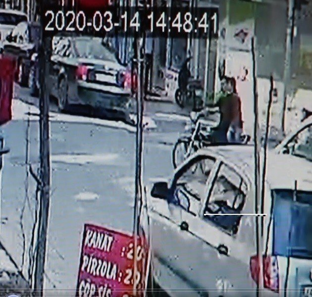 Motosikletli gençler ölümden kıl payı kurtuldu