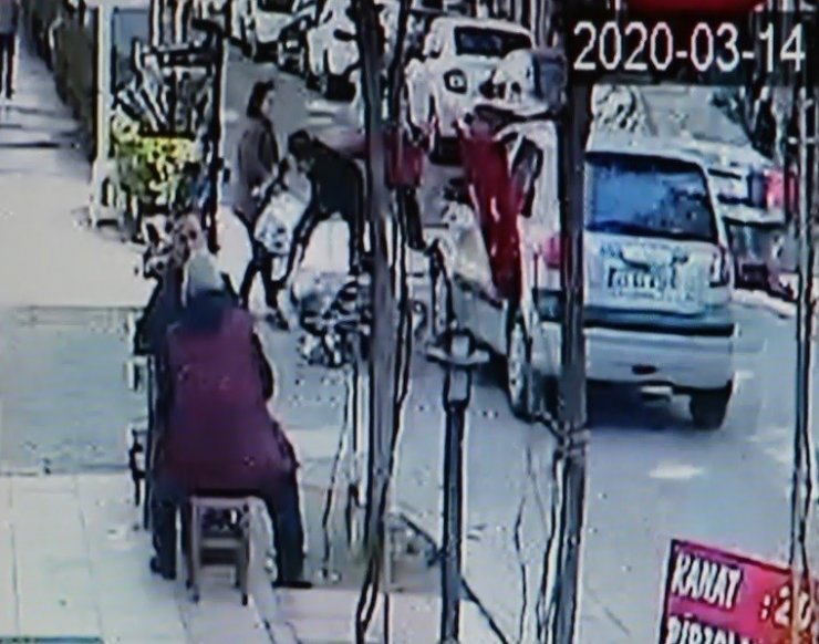 Motosikletli gençler ölümden kıl payı kurtuldu