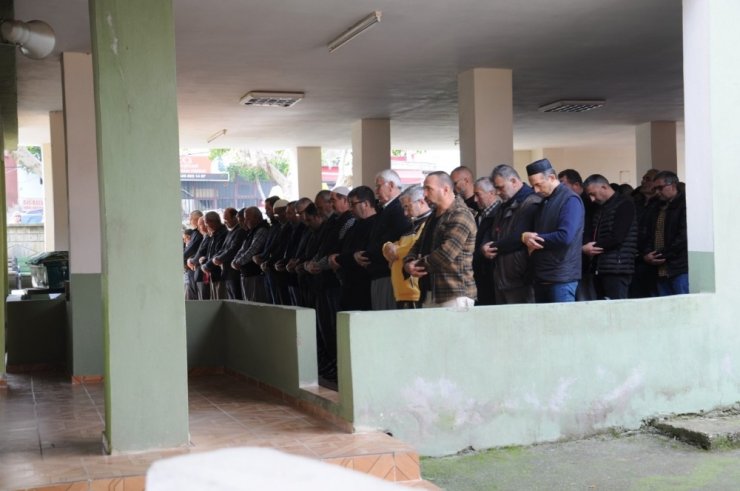 Mersin’deki yangında balkondan düşerek ölen kadın toprağa verildi