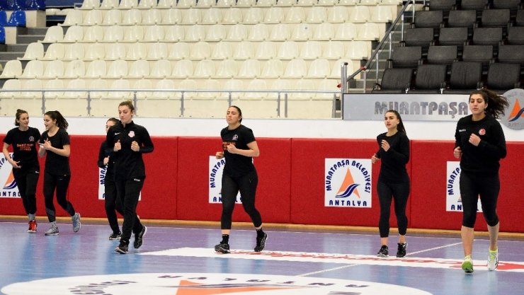Kadın Hentbol Takımında kupa mesaisi
