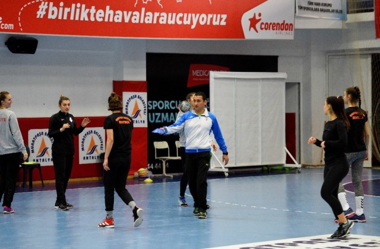 Kadın Hentbol Takımında kupa mesaisi