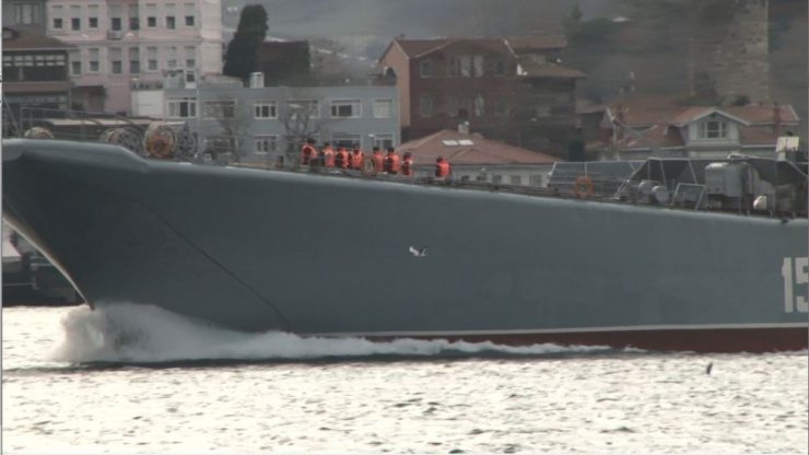 Rus savaş gemisi "Caesar Kunikov" İstanbul Boğazı’ndan geçti