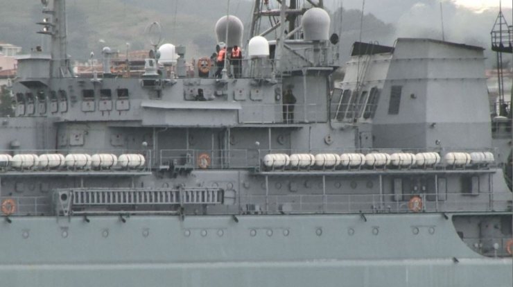 Rus savaş gemisi "Caesar Kunikov" İstanbul Boğazı’ndan geçti