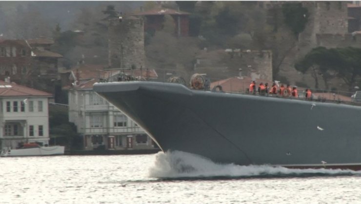 Rus savaş gemisi "Caesar Kunikov" İstanbul Boğazı’ndan geçti