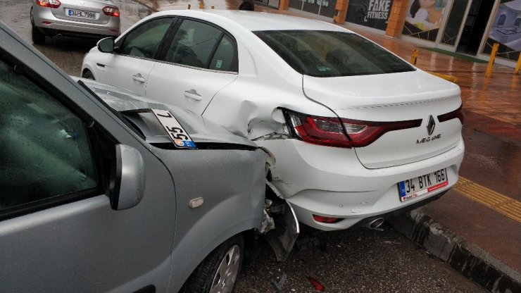 Samsun’da kamyonet park halindeki otomobile çarptı: 1 yaralı