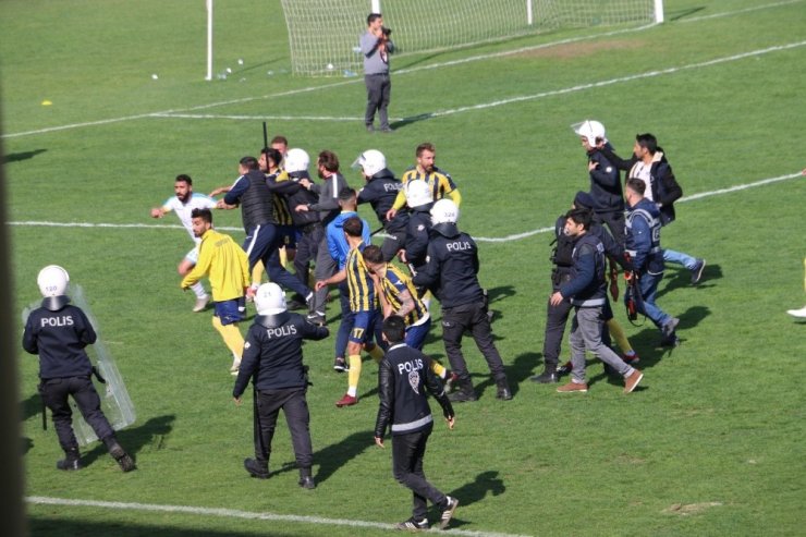 Seyircisiz maçta olay çıktı