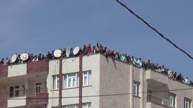 Korona virüs stadı kapattı, vatandaşlar maçı çatılara çıkarak izledi