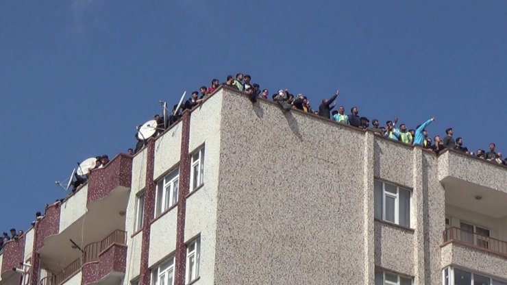 Korona virüs stadı kapattı, vatandaşlar maçı çatılara çıkarak izledi