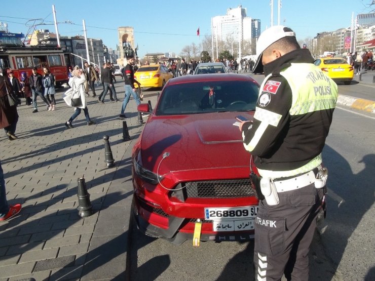 Taksim’de lüks aracının egzozundan susturucuyu çıkaran adama para cezası