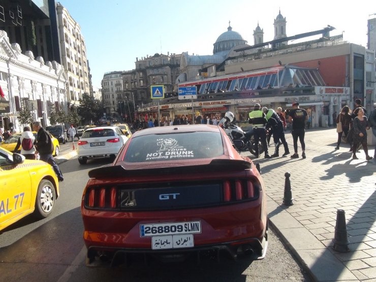 Taksim’de lüks aracının egzozundan susturucuyu çıkaran adama para cezası