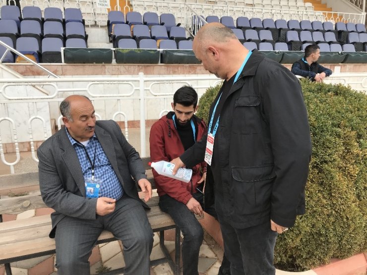 Maç öncesi dezenfektan ikramı