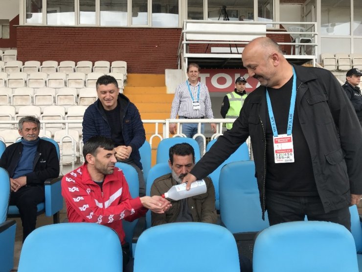Maç öncesi dezenfektan ikramı