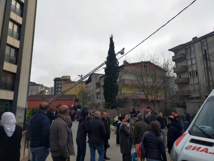 Tuzla’da 3 binanın çatı katları alev alev yandı
