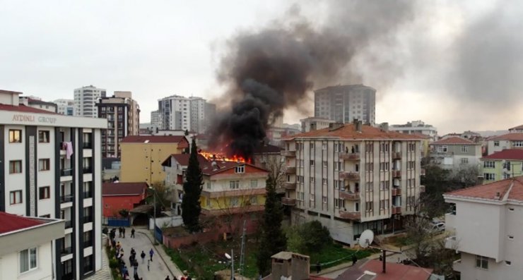 Tuzla’da 3 binanın çatı katları alev alev yandı