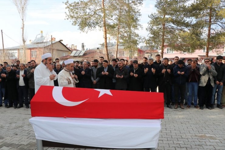 Çığ faciasında hayatını kaybeden itfaiyeci toprağa verildi