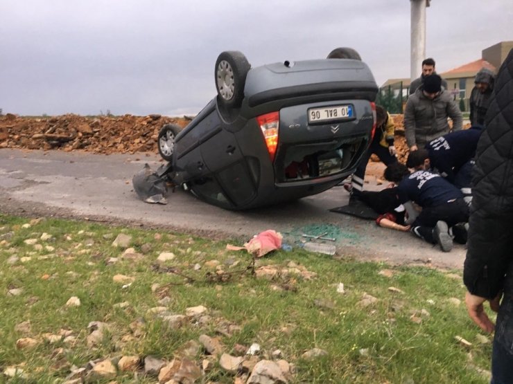 Yol kenarındaki kayaya çarpan otomobil takla attı: 1 yaralı