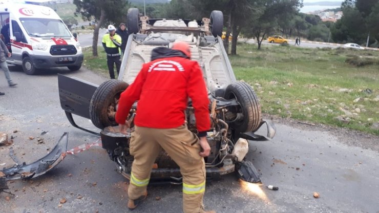 Yol kenarındaki kayaya çarpan otomobil takla attı: 1 yaralı