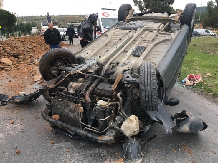Yol kenarındaki kayaya çarpan otomobil takla attı: 1 yaralı