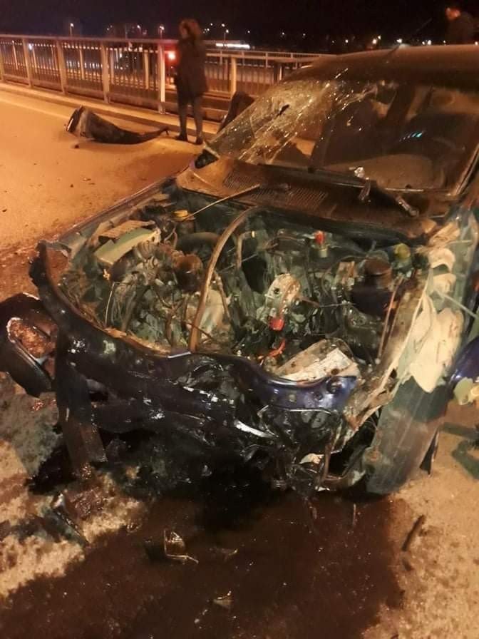 Köprünün korkuluklarına çarparak durabildi; 5 yaralı
