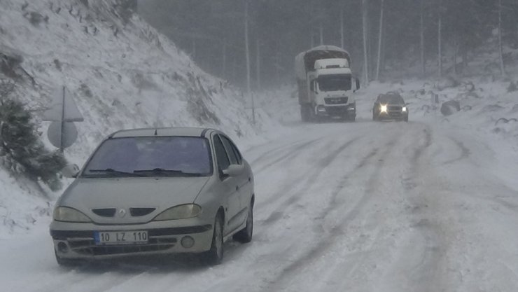 Kazdağları’nda kar yağışı mahsur bıraktı