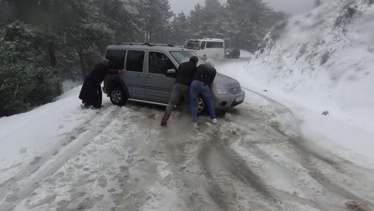 Kazdağları’nda kar yağışı mahsur bıraktı