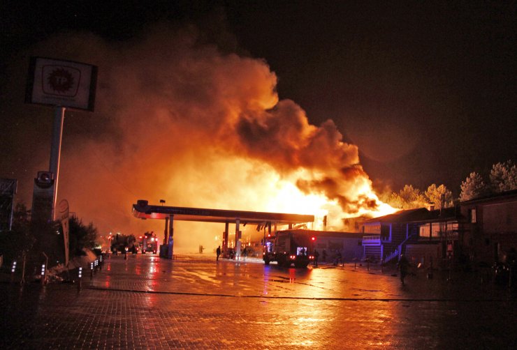 Bilecik'te benzin istasyonunda çıkan yangın söndürüldü