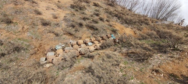 5 sığınakta 62 adet tüp ile yaşam malzemesi ele geçirildi