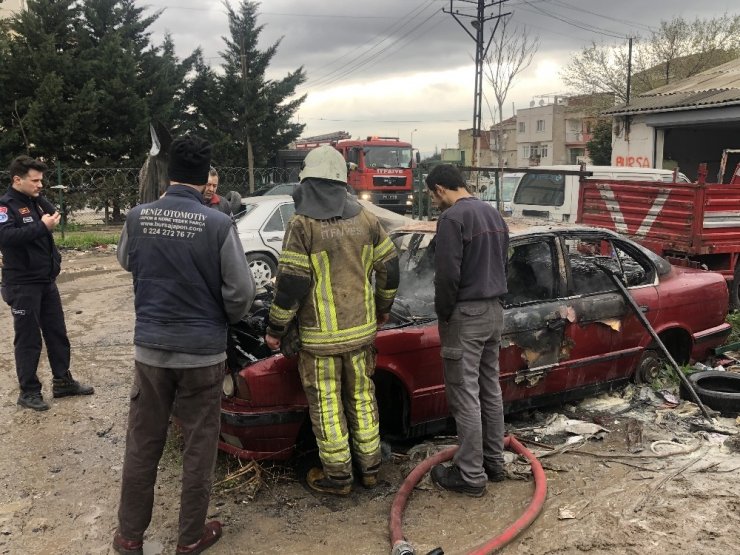 Park halindeki otomobil alev alev yandı
