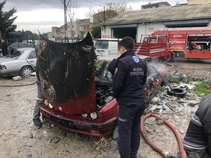 Park halindeki otomobil alev alev yandı