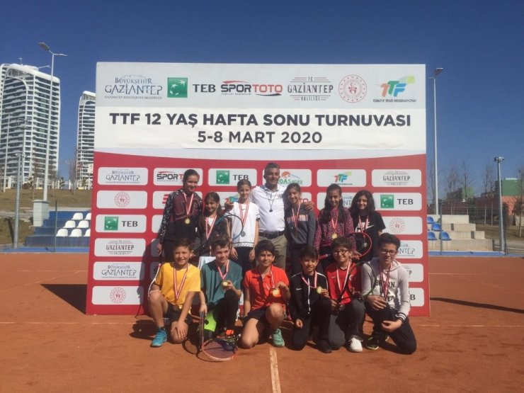Büyükşehir sporcularından teniste büyük başarı
