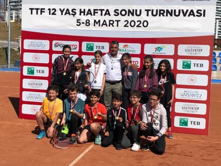 Büyükşehir sporcularından teniste büyük başarı